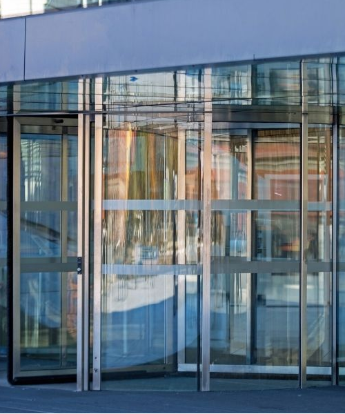 Automatische Schiebetüranlage mit Glasfassade – Eingangsbereich